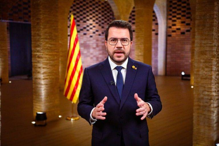 FOTOGRAFÍA. BARCELONA (ESPAÑA), 26 DE DICIEMBRE DE 2023. El presidente del Gobierno separatista de la Generalidad de Cataluña y dirigente la izquierda extrema secesionista Esquerra Republicana de Catalunya (ERC), Pere Aragonès García, ofrece una declaración institucional de balance del año 2023 y propuesta para 2024, que pasa por la separación de Cataluña del resto de España con la necesaria colaboración del Partido Socialista y Pedro Sánchez Pérez-Castejón, junto la ultraizquierda RESTAR -conocida como "SUMAR"-, hoy en el El "Depósito del Rey Martín" es una sala hipóstila, con siete naves longitudinales rellenas de arcos y con 30 pilares, que tiene 585 m2 y está situado entre las calles Jaume Càncer i Bellesguard, en el barrio de Sant Gervasi-Bonanova de Barcelona, con el motivo de las festividades de Nochebuena y Nochevieja 2023. Lasvocesdelpueblo (Ñ Pueblo)