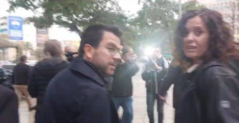 Mujer: ¡Caramba, cuántos escoltas para el corrupto Pere Aragonés!