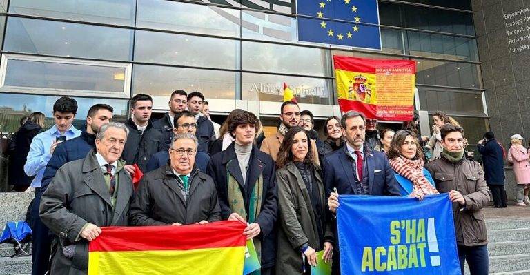 FOTOGRAFÍA. BRUSELAS (BÉLGICA), 29 DE NOVIEMBRE DE 2023. S'ha Acabat ante aprobación Amnistía: Decimos 'no' al olvido. La presidente de la asociación juvenil y patriota catalana S'ha Acabat!, Julia Calvet Puig,  la vicepresidente, Andrea Llopart Gonzalo, y el responsable de Universidades, Hugo Escarpa, lideran una delegación de esta organización hoy en la capital europea, donde han leído en el Parlamento Europeo un manifiesto dirigido a todos los españoles frente al golpe de estado separatista y contra la democracia y estado de derecho perpetrado desde la Moncloa por parte del régimen de Pedro Sánchez Pérez-Castejón y de su formación política, el Partido Socialista, y donde la juventud valiente de Cataluña ha mantenido contacto de trabajo con los los Grupos parlamentarios de VOX (Europeo de Conservadores y Reformistas), Jorge Buxadé Villalba y Hermann Leopoldo Tertsch del Valle-Lersundi; el de Ciudadanos (Cs), José Ramón Bauzá; y el del Partido Popular Europeo (PPE), Dolors Montserrat Montserrat. Jornada que también ha contado con la presencia y participación de la presidente de Sociedad Civil Catalana (SCC), Elda Mata Miró-Sans (Elda Mata). Lasvocesdelpueblo (Ñ Pueblo)