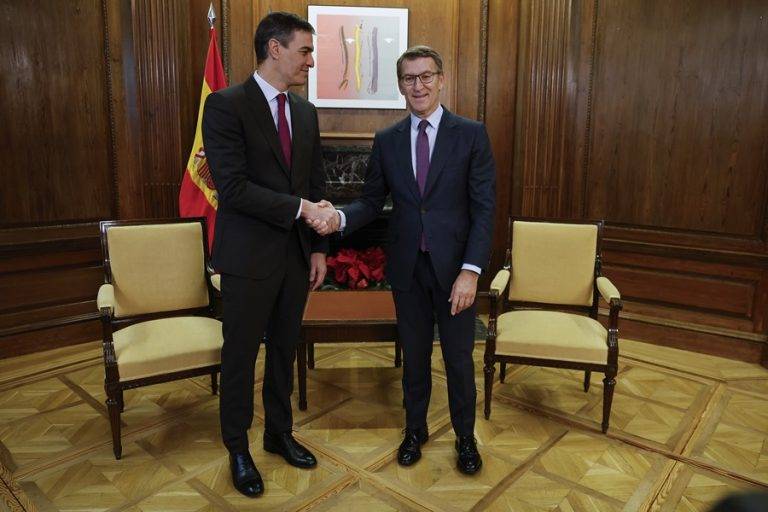 FOTOGRAFÍA. MADRID (ESPAÑA), 22 DE DICIEMBRE DE 2023. el líder del Partido Socialista y presidente de Gobierno de España en coalición PSOE-'RESTAR', Pedro Sánchez Pérez-Castejón (i) y el líder del Partido Popular, Alberto Núñez Feijóo (d), se reúnen para negociar España en el Congreso de los Diputados. Efe