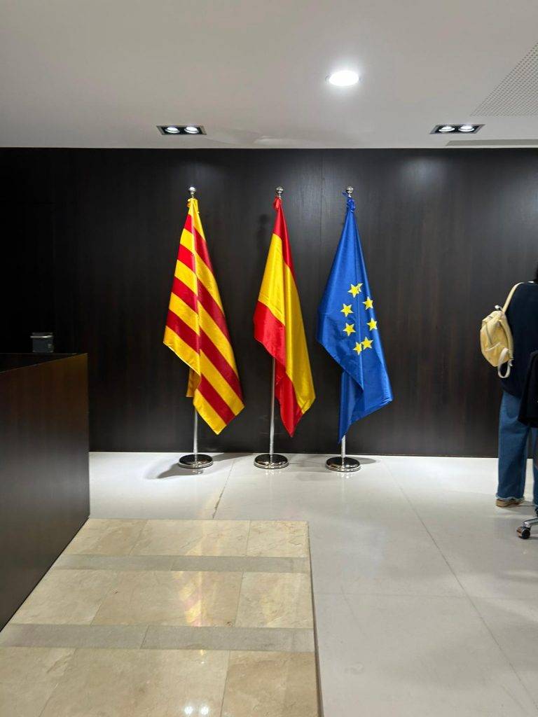 FOTOGRAFÍA. GERONA (ESPAÑA), 17 DE DICIEMBRE DE 2023. La bandera del Reino de España (c), ondea entre la oficial catalana y la de la Unión Europea en un pleno de Ayuntamiento de la provincia de Gerona, tras una batalla administrativa de Vox en las instituciones. Lasvocesdelpueblo (Ñ Pueblo) 