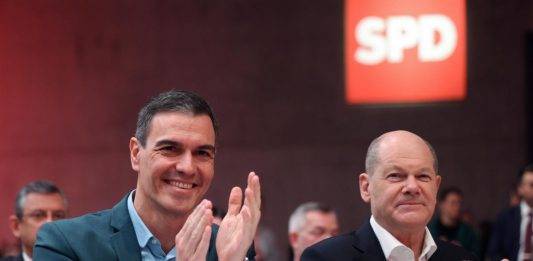 FOTOGRAFÍA. BERLÍN (ALEMANIA), 09 DE DICIEMBRE DE 2023. El presidente del Gobierno de España en coalición PSOE-RESTAR y secretario general dle Partido Socialista, Pedro Sánchez Pérez Castejón (i), junto al socialista alemán y canciller de Alemania, Olaf Scholz (d), participa en el congreso anual del Partido Socialdemócrata (SPD) alemán hoy en Berlín, Alemania, donde dice que el problema de la humanidad es la alternancia en el poder en todo el planeta con la llegado de gente críticos al totalitarismo socialista y progre en el poder, que tacha de "derecha extrema" aunque tenga el voto masivo de sus compatriotas en las urnas. Efe