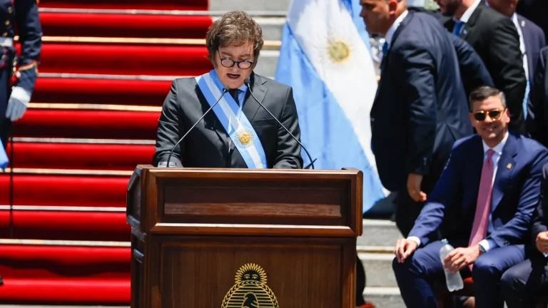 FOTOGRAFÍA. BUENOS AIRES (ARGENTINA), 10/12/2023.- Argentina: Sánchez puso en peligro España y la mujer. Pronuncia su discurso, Javier Gerardo Milei (en la imagen), recién elegido para ocupar la máxima posición ejecutiva de Argentina, tras recibir el bastón presidencial de manos de Alberto Fernández, el líder kirchnerista y comunista saliente, durante la ceremonia en el Congreso de la Nación de Argentina donde Milei juró como próximo jefe de Estado del país suramericano por el período 2023-2027, hoy en Buenos Aires (Argentina). El economista Javier Milei juró este domingo "por Dios y por la patria, sobre estos santos evangelios" como nuevo presidente de Argentina en el Congreso de la Nación, en Buenos Aires. Posteriormente, recibió la banda y el bastón presidenciales de manos del mandatario saliente, Alberto Fernández, quien le estrechó la mano y dijo unas breves palabras, tras lo cual salió del recinto. Efe