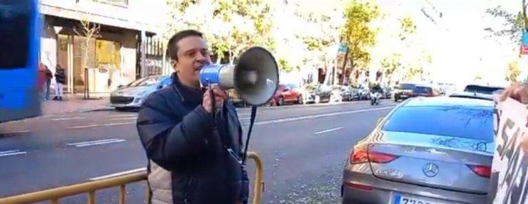 FOTOGRAFÍA. MADRID (ESPAÑA), 13 DE DICIEMBRE DE 2023. Centenares de personas, la mayoría profesionales de las Fuerzas y Cuerpos de Seguridad del Estado y familiares, protestan frente al Consejo de Policía del Reino de España, en Madrid, contra la discriminación salarial y pensiones que sufren los agentes del Cuerpo Nacional de Policía respecto a sus compañeros -policías autonómicas y locales-. El vocal del sindicato Equiparación Ya (EYA), Natán Espinoza Pérez, se ha unido a los manifestantes tras levantarse de la Mesa del Consejo de Policía, por cuarta vez consecutiva, señal de protesta ante ese ataque del Gobierno de España a los derechos humanos de la gran familia policial de España. Lasvocesdelpueblo (Ñ Pueblo)