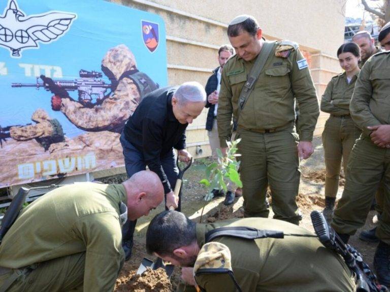 Árboles en suelo empapado de sangre en memoria del 7-O