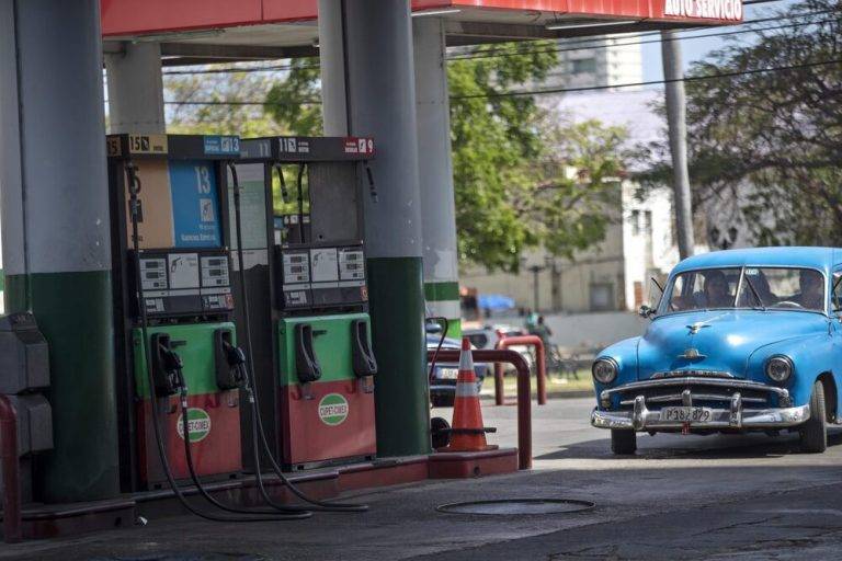 Cuba sube un 528 % la gasolina y elimina subsidio alimentos