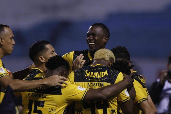 El Real España se vuelca al ataque ante FC Motagua (3-1) (1)