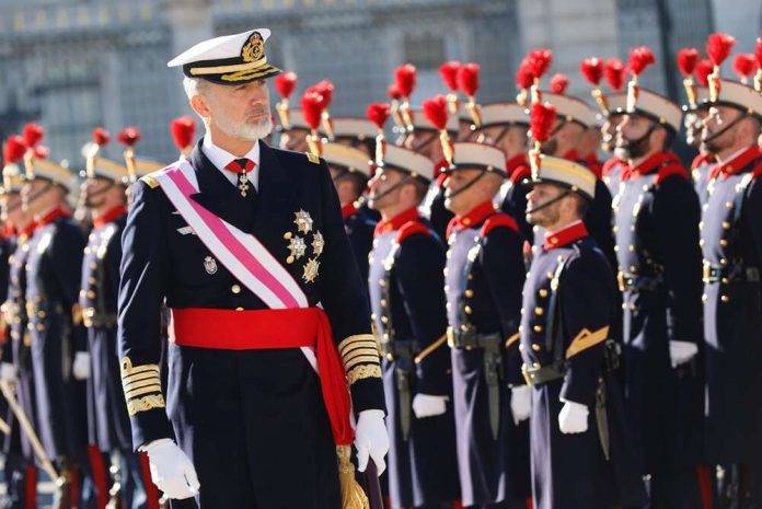 FOTOGRAFÍA. MADRID (ESPAÑA), 06 DE ENERO DE 2024. ¿Dónde está Su Majestad el Rey de España? Pascua Militar. A su llegada a la Plaza de la Almudena, sus majestades los reyes de España: don Felipe Juan Pablo Alfonso de Todos los Santos de Borbón y Grecia (Felipe VI) (i) y doña Letizia Ortiz Rocasolano, acompañados por su alteza Real la Princesa de Asturias y de Gerona, y dama Cadete de la Academia General Militar, Leonor de Borbón y Ortiz fueron recibidos por el presidente del Gobierno de España en coalición PSOE y la ultra 'RESTA', Pedro Sánchez Pérez-Castejón. A continuación, accedieron a la Plaza de la Armería donde fueron saludados por la ministra de Defensa, Margarita Robles Fernández; el ministro del Interior, Fernando Grande-Marlaska Gómez; el almirante general, Teodoro Estebán López Calderón; y por el jefe del Cuarto Militar, teniente general Emilio Juan Gracia Cirugeda. Lasvocesdelpueblo (Ñ Pueblo)