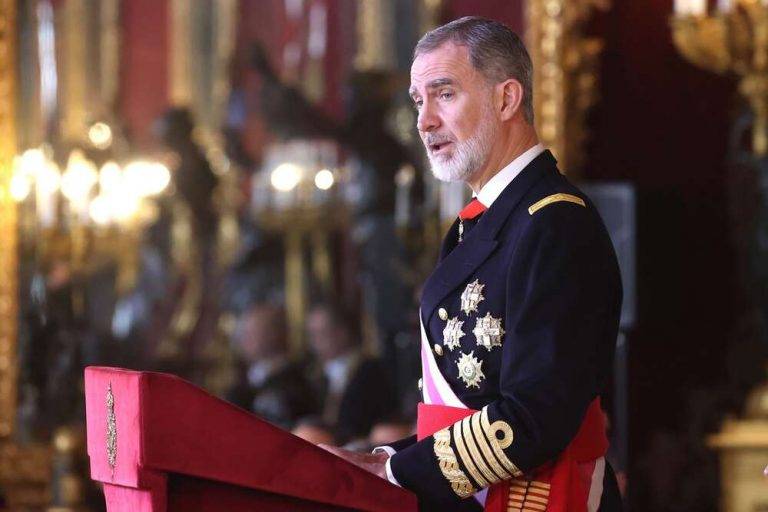 FOTOGRAFÍA. MADRID (ESPAÑA), 06 DE ENERO DE 2024. Manifiesto Majestad No a la Firma de la Ley de Amnistía. Pascua Militar. A su llegada a la Plaza de la Almudena, sus majestades los reyes de España: don Felipe Juan Pablo Alfonso de Todos los Santos de Borbón y Grecia (Felipe VI) (en la imagen) y doña Letizia Ortiz Rocasolano, acompañados por su alteza Real la Princesa de Asturias y de Gerona, y dama Cadete de la Academia General Militar, Leonor de Borbón y Ortiz fueron recibidos por el presidente del Gobierno de España en coalición PSOE y la ultra "RESTAR" (sumar), Pedro Sánchez Pérez-Castejón. A continuación, accedieron a la Plaza de la Armería donde fueron saludados por la ministra de Defensa, Margarita Robles Fernández; el ministro del Interior, Fernando Grande-Marlaska Gómez; el almirante general, Teodoro Estebán López Calderón; y por el jefe del Cuarto Militar, teniente general Emilio Juan Gracia Cirugeda. Lasvocesdelpueblo (Ñ Pueblo)