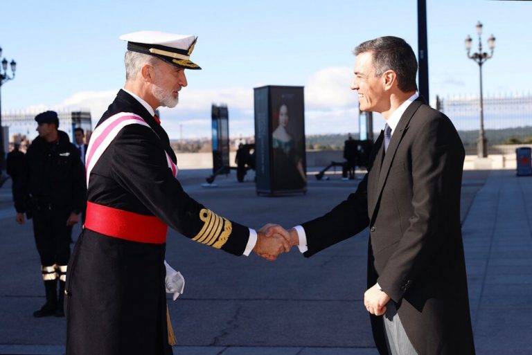 FOTOGRAFÍA. MADRID (ESPAÑA), 06 DE ENERO DE 2024. ¿En España quién coño manda?. Pascua Militar. A su llegada a la Plaza de la Almudena, sus majestades los reyes de España: don Felipe Juan Pablo Alfonso de Todos los Santos de Borbón y Grecia (Felipe VI) (i) y doña Letizia Ortiz Rocasolano, acompañados por su alteza Real la Princesa de Asturias y de Gerona, y dama Cadete de la Academia General Militar, Leonor de Borbón y Ortiz fueron recibidos por el presidente del Gobierno de España en coalición PSOE y la ultra 'RESTA', el socialista autócrata Pedro Sánchez Pérez-Castejón (d). A continuación, accedieron a la Plaza de la Armería donde fueron saludados por la ministra de Defensa, Margarita Robles Fernández; el ministro del Interior, Fernando Grande-Marlaska Gómez; el almirante general, Teodoro Estebán López Calderón; y por el jefe del Cuarto Militar, teniente general Emilio Juan Gracia Cirugeda. Lasvocesdelpueblo (Ñ Pueblo)
