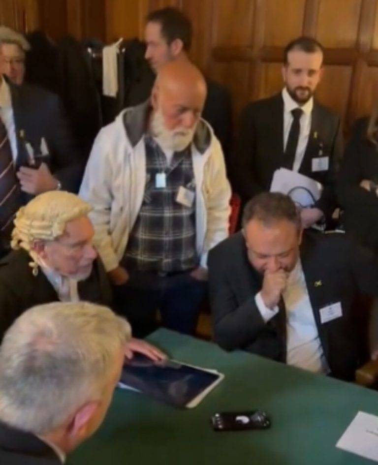 7-O: Están aquí. Nos están quemando. Nos estamos asfixiando