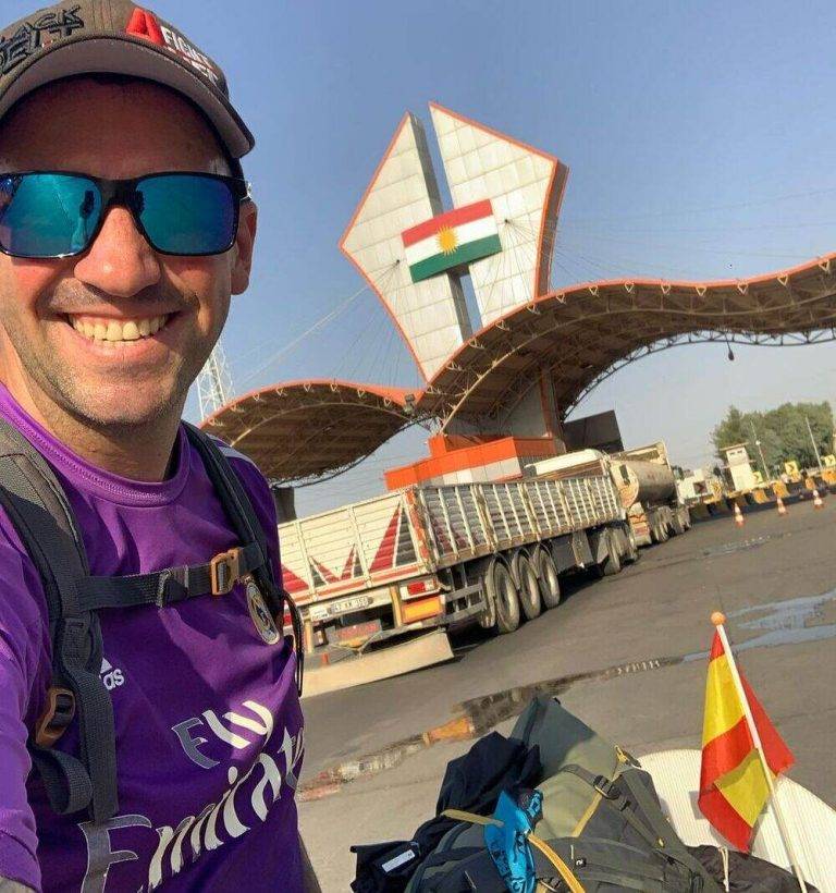 Dictadura iraní libera al español Pambu en prisión por visitar Mahsa