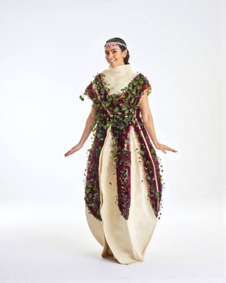 La presentadora Cristina Pedroche ataviada con la capa sobre el vestido que ha lucido en la retransmisión de las Campanadas para dar la bienvenida al 2024