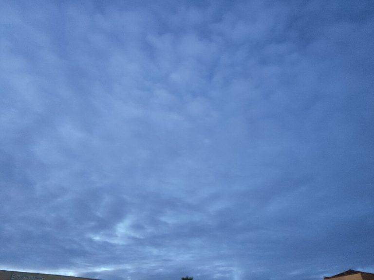 FOTOGRAFÍA. VILADECANS (BARCELONA) REINO DE ESPAÑA, 09 DE ENERO DE 2024. Aumento de temperaturas mínimas en España. Detalle de los cielos durante un amanecer en Viladecans (Barcelona) Reino de España este martes de la segunda semana del año. Temperaturas, Precipitaciones. Lasvocesdelpueblo (Ñ Pueblo)