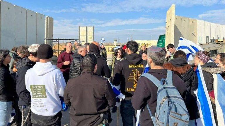 Familiares de rehenes bloquean Gaza al día 112 del cautiverio