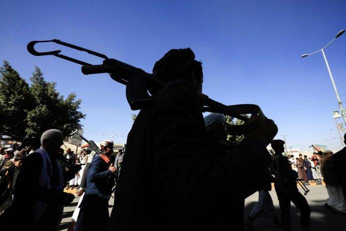 FOTOGRAFÍA.  SANÁ (YEMEN), 11 DE ENERO DE 2024. Un miembro recién reclutado de la milicia terrorista de los grupos islamofascistas antisemitas hutíes, socios de la República Islámica de Irán en la rama chií del Islam, amenazando la seguridad internacional aprovechándose del fallido Estado corrupto de Yemen (Medio Oriente). Efe
