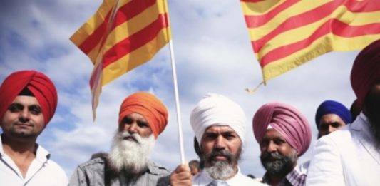 FOTOGRAFÍA. BARCELONA (ESPAÑA), 11 DE SEPTIEMBRE DE 2015. PNL VOX de expulsión de ilegales y cierre de los centros de Menores Extranjeros No Acompañados. Un grupo de inmigrantes islamistas, los llamados "Els nous catalans (los nuevos catalanes)", adoctrinados de Asamblea Nacional Catalana (ANC) de Badalona (Barcelona), se manifiestan por una "Cataluña libre del Reino de España" -es decir, por la separación de Cataluña del resto de España-. Se trata de integrantes de una organización islamista afín al partido del presidente de Gobierno de la Generalidad de Cataluña, Artur Mas Gavarró, y del alcalde de Gerona, Carles Puigdemont Casamajò, Convergencia Democrática de Cataluña/Partit Demócrata de Catalunya (PDECAT), llamada "Fundació Nous Catalans (Fundación Nuevos Catalanes)", que se encarga de reclutar a los inmigrantes ilegales, en proceso de regulación o con papeles para llenar los actos de esta derecha separatista en Cataluña, después de que desde los zurdos secesionistas y ultras Esquerra Republicana de Catalunya (ERC) del totalitario extremista Oriol Junqueras Vies se ha acordado captar el voto de la población inmigrante en Cataluña ante la caída masiva del secesionismo ultra en las encuestas del CIS catalán, Centro de Estudios de Opinión de la Generalidad de Cataluña (CEO). ANC Badalona/Lasvocesdelpueblo (Ñ Pueblo)