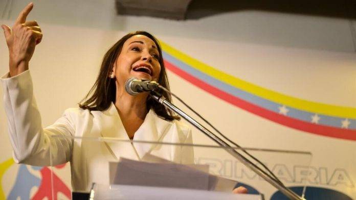 FOTOGRAFÍA. CARACAS (VENEZUELA), 26 DE OCTUBRE DE 2023. Búsqueda de paz y convivencia entre venezolanos. El Chavismo elimina la oposición y garantiza su victoria electoral. La líder opositora venezolana portavoz de la alianza opositora y antichavista "Plataforma Unitaria Democrática (PUD)" y candidata a las elecciones presidenciales venezolanas 2024, María Corina Machado Parisca. Efe 