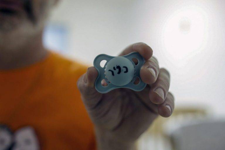 FOTOGRAFÍA. JERUSALÉN (ISRAEL), 18/01/2024.- Foto del chupete del bebé, Kfir Bibas, secuestrado juntos a sus padres y su hermano Ariel por Hamás en el kibbutz de Nir Oz, sur de Israel. Kfir Bibas, el rehén más pequeño del grupo terrorista islamista Hamás, cumple hoy un año en cautiverio después de ser secuestrado el pasado 7 de octubre en el kibutz Nir Oz con sus padres, Yarden y Shiri, y su hermano Ariel, de 4 años; todos ellos aún retenidos en la Franja de Gaza sin pruebas sobre si están vivos o muertos. Efe
