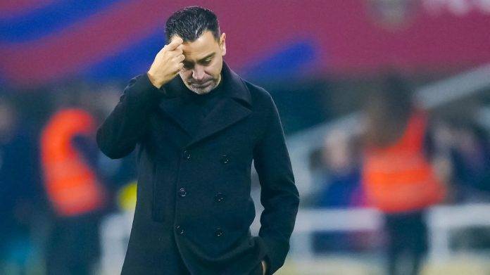 FOTOGRAFÍA. BARCELONA (REINO DE ESPAÑA), 27 DE ENERO DE 2024. Un tío que los tiene muy bien puestos. Ser entrenador del Barça es desagradable y cruel. El técnico del FC Barcelona, Xavi Hernández Crues, durante el partido de la jornada 22 de LaLiga EA Sports entre el FC Barcelona y el Villarreal CF, este sábado en el estadio Olímpico de Montjuic, en Barcelona. El entrenador del Barcelona, Xavi Hernández, anunció este sábado, tras perder en LaLiga ante el Villarreal en el Estadio Lluís Companys (3-5), que no seguirá en el cargo a partir del 30 de junio. Efe