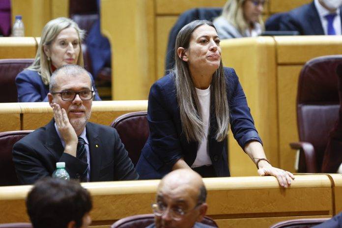 Pleno del Congreso FOTOGRAFÍA. MADRID (REINO DE ESPAÑA), 10/01/2024. JxCat sale de paseo con VOX por el cupo catalán.- Los diputados secesionistas del Grupo Parlamentario de la ultraderecha separatista del golpista fugado de la Justicia española Carles Puigdemont Casamajò, Junts per Catalunya (JxCat), Míriam Nogueras Camero (d) y Josep María Cruset Domènech (i), durante el pleno del Congreso, reunido excepcionalmente en el Senado, que debate la convalidación de tres decretos del régimen sanchista con medidas para "amortiguar" la ya interminable "crisis". Efe