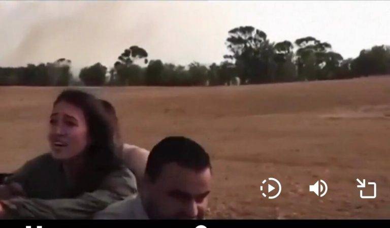 FOTOGRAFÍA. KIBUTZ BEERI (ISRAEL), 07.10.2023. Israel libera a 4 rehenes entre ellos Noa Argamani. Dos terroristas palestinos del Daesh de Gaza Hamás secuestrando a la joven israelí, Noa Argamani, rumbo al califato islámico de Gaza durante el Holocausto II perpetrado por más 3.000 terroristas palestinos del Hamás en territorio soberano de Israel este sábado, 7 de octubre de 2023. Pantallazo vídeo Cámara GoPro de terroristas/Lasvocesdelpueblo (Ñ Pueblo)