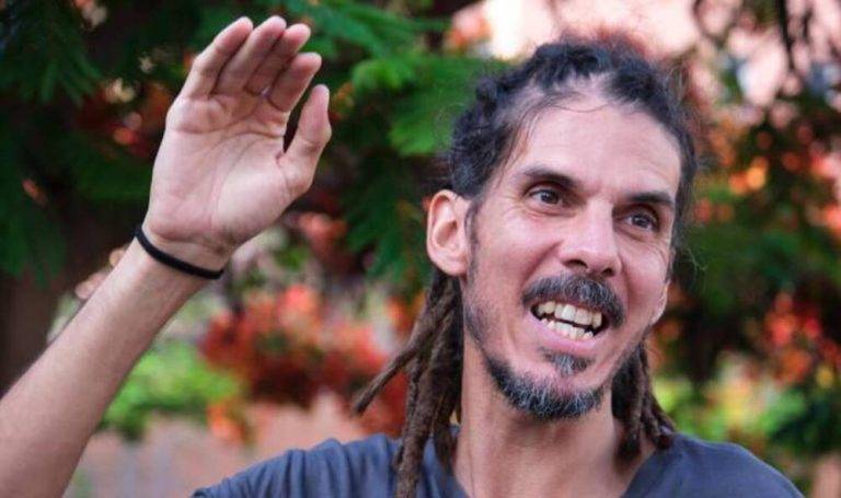 TC: No es delito dar patadas a la Policía en España