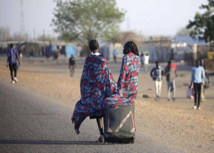 FOTOGRAFÍA. RENK (ALTO HILO) SUDÁN, FECHA IMAGEN, 19 DE ABRIL DE 2024. FECHA CONTENIDO RELACIONADO, 26 DE ENERO DE 2024. Sudán suma más de 12.000 muertos y 7.000.000 de desplazados. Civiles que han huido de los combates en Sudán caminan hacia el centro de tránsito de refugiados de la ciudad de Renk, en el Estado del Alto Nilo, en Sudán del Sur. Efe