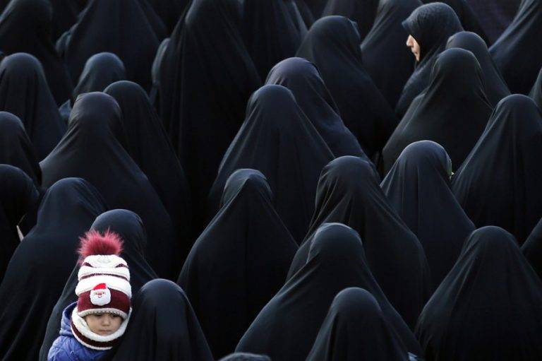 FOTOGRAFÍA. TEHERÁN (REPÚBLICA ISLÁMICA DE IRÁN), 21 DE ENERO DE 2024. Guerra Fría Islámica en Oriente Medio. Varias personas, supuestamente femeninas durante el funeral de los generales del Cuerpo de Guardias de la Revolución Islámica de Irán (CGRI) de la República Islámica de Irán, Sadegh Omidzadeh, y Mohammad Amin Samadi, asesinados como chinches en la Guerra Fría en Damasco, Siria, durante un ataque con misil de los "Guerreros de Dios", Fuerzas de Defensa de Israel (Tsahal), cuando estos dos comandos islamistas asesorarán a los terroristas islamistas de la Yihad Islámica Palestina y Hamás contra el Estado de Israel. Efe