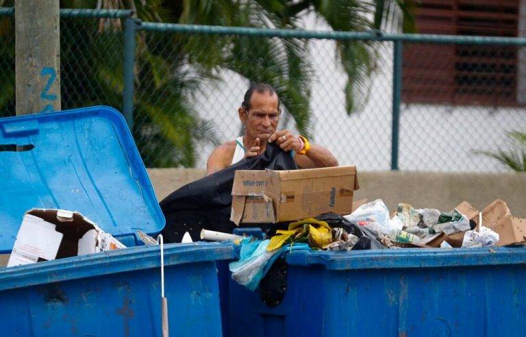 FOTOGRAFÍA LA HABANA (CUBA), 13 DE SEPTIEMBRE DE 2024. El deterioro de Cuba es más grave que con la desaparición de la URSS.- Rafael, cubano de 56 años, saca una bolsa de plástico con cuatro panes duros de un contenedor que desborda basura y que expulsa un hedor que se puede detectar una calle antes, en el municipio capitalino de Centro Habana. "La vida me ha enseñado que uno tiene que ayudarse a sí mismo", cuenta a Efe este buzo, nombre coloquial con el que se le conoce en Cuba a quienes esculcan entre los desperdicios para recolectar materia prima, sobre todo botellas de plástico y latas, para luego venderla a empresas privadas y estatales. En un buen mes junta hasta 2.000 pesos cubanos (casi 17 dólares, al cambio oficial), algo más que las menores pensiones y cerca del salario mínimo estatal. Le alcanza para viajar de vuelta a su provincia y darle el resto a su hija, de 27 años. Los buzos que rebuscan en los tanques de basura son una imagen cada vez más habitual en La Habana y otras ciudades de Cuba, donde tres años de grave crisis económica están cobrándose una dramática fractura social. Efe