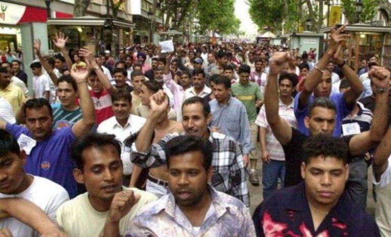 FOTOGRAFÍA. BARCELONA (ESPAÑA), 22 DE MAYO DE 2017. Detalle de un levantamiento masivos de inmigrantes indocumentados, en su mayoría islamistas, en una rambla de la ciudad de Barcelona. Los ilegales reclaman una regularización masiva de su situación en España: "Papeles para todos". Muchos, entre manifestantes, ni saben leer, escribir o hablar español. Efe