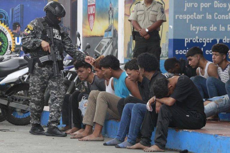 FOTOGRAFÍA. GUAYAQUIL (QUITO), 10 DE ENERO DE 2024. Un policía custodia hoy a los detenidos de un grupo armado por la toma temporal de un canal de televisión ayer, en Guayaquil (Ecuador). Efe