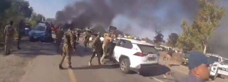 FOTOGRAFÍA. KIBUTZS DEL SUR DE ISRAEL (ISRAEL), 07 DE 2023. Las cámaras GoPro de los propios terroristas, integrantes del grupo "Nokhba", una fuerza militar terrorista de élite de Hamás, también conocida como "fuerzas especiales de las Brigadas Izz ad-Din al-Qassam", captan la masacre terrorista islamista del Sabbath negro (Holocausto II) en Israel. Ningún ser vivo debe sobrevivir ante su pase para que no haya testigos y que los únicos supervivientes sean aquellos que van a echar a la suerte y los usarán como moneda de cambio para recuperar a los terroristas palestinos en cárceles israelíes. No hay prácticamente resistencia por parte de Israel hasta el final del ataque terroristas, de hecho, casi la mayoría de los más de 3.000 terroristas palestinos de la invasión de Israel pudieron escapar hasta el califato islámico de Gaza. Pantallazo del vídeo/Lasvocesdelpueblo (Ñ Pueblo)