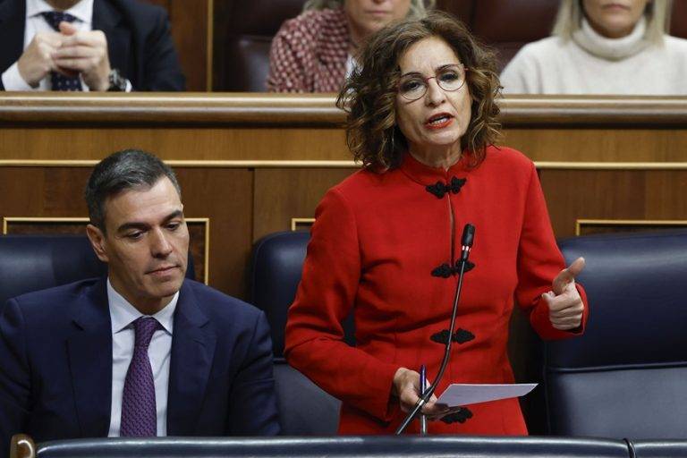 FOTOGRAFÍA. MADRID (REINO DE ESPAÑA), 21/02/2024. El Tribunal Supremo rechaza las querellas contra María Jesús Montero Cuadrado por revelar datos del marido de Ayuso.- La vicepresidente primera y ministra de Hacienda del régimen sanchista, María Jesús Montero Cuadrado (d), en presencia del presidente del Gobierno sanchista, Pedro Sánchez Pérez-Castejón (i), interviene en la sesión de control al Gobierno, este miércoles, en el Congreso de los Diputados. Efe