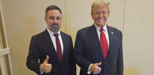 FOTOGRAFÍA. WASHINGTON DC (ESTADOS UNIDOS DE AMÉRICA), 24 DE FEBRERO DE 2024. El ex presidente de los Estados Unidos y candidato virtual del Partido Republicano a las elecciones presidenciales de 2024, Donald John Trump (Donald Trump) (d), y el presidente de VOX, Santiago Abascal Conde (i), se reúnen en Washington (Estados Unidos) en el marco de la Conferencia Política de Acción Conservadora -"Conservative Political Action Conference"- (CPAC) de 2024, la principal cita del movimiento conservador de Estados Unidos. Abascal y Trump "han analizado las políticas que ambos comparten: el fortalecimiento de las fronteras frente a la inmigración ilegal; la soberanía de las naciones frente al globalismo; la protección de familia y la vida frente a la ideología de género y la cultura Woke; la prosperidad de las clases medias frente a la dictadura climática, así como el firme compromiso por la inversión en Defensa", explican a Lasvocesdelpueblo fuentes cercanas al equipo que acompaña el político español en esta gran fiesta de la democracia y del patriotismo. Trump se reúne con su homólogo español Santiago Abascal. Lasvocesdelpueblo (Ñ Pueblo)