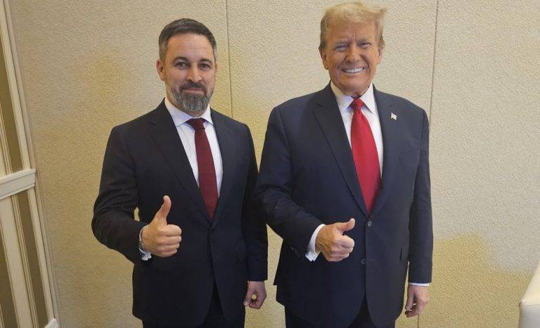 FOTOGRAFÍA. WASHINGTON DC (ESTADOS UNIDOS DE AMÉRICA), 24 DE FEBRERO DE 2024. El ex presidente de los Estados Unidos y candidato virtual del Partido Republicano a las elecciones presidenciales de 2024, Donald John Trump (Donald Trump) (d), y el presidente de VOX, Santiago Abascal Conde (i), se reúnen en Washington (Estados Unidos) en el marco de la Conferencia Política de Acción Conservadora -"Conservative Political Action Conference"- (CPAC) de 2024, la principal cita del movimiento conservador de Estados Unidos. Abascal y Trump "han analizado las políticas que ambos comparten: el fortalecimiento de las fronteras frente a la inmigración ilegal; la soberanía de las naciones frente al globalismo; la protección de familia y la vida frente a la ideología de género y la cultura Woke; la prosperidad de las clases medias frente a la dictadura climática, así como el firme compromiso por la inversión en Defensa", explican a Lasvocesdelpueblo fuentes cercanas al equipo que acompaña el político español en esta gran fiesta de la democracia y del patriotismo. Trump se reúne con su homólogo español Santiago Abascal. Lasvocesdelpueblo (Ñ Pueblo)