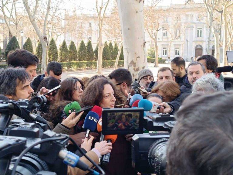 FOTOGRAFÍA. MADRID (REINO DE ESPAÑA), 28 DE FEBRERO DE 2024. La coordinadora Nacional Jurídica de Vox, Marta Castro Fuentes, atiende a la prensa frente la Audiencia Nacional tras asistir a los interrogatorios de Juan Carlos Cueto, el cerebro de la trama socialista de cobros de comisiones en contratos de compras de mascarillas de la pandemia COVID 19, el llamado Caso Koldo o caso Ábalos, donde ha dicho que ve vinculaciones en el caso con Salvador Illa Roca, exministro de Sanidad y pide del PSC en Cataluña y otros ex ministros del sanchismo. VOX ejerce de Acusación Popular en el caso. Lasvocesdelpueblo (Ñ Pueblo)