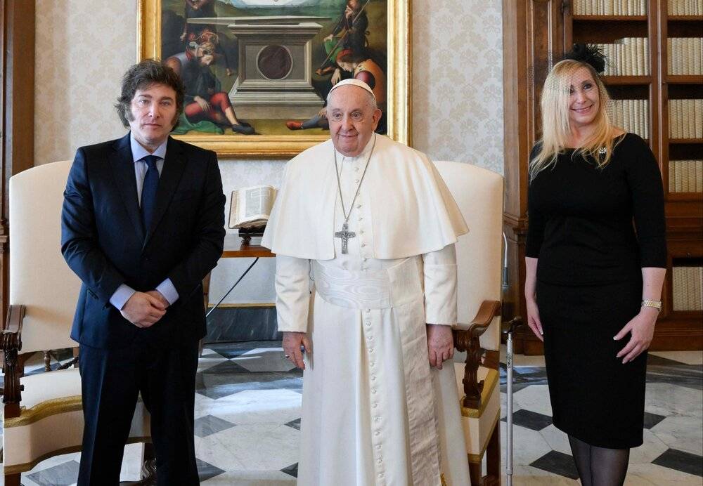 FOTOGRAFÍA. CIUDAD DEL VATICANO (EL VATICANO), 12 DE FEBRERO DE 2024. El Presidente de la República de Argentina y presidente del partido político del pueblo argentino La Libertad Avanza, Javier Gerardo  Milei, y la Secretaria General de la Presidencia, Karina Elizabeth Milei, se ha reunido hoy con su Santidad el Papa Francisco. "Dios bendiga al pueblo argentino". Oficina del Presidente Javier Gerardo Milei/Lasvocesdelpueblo (Ñ Pueblo)