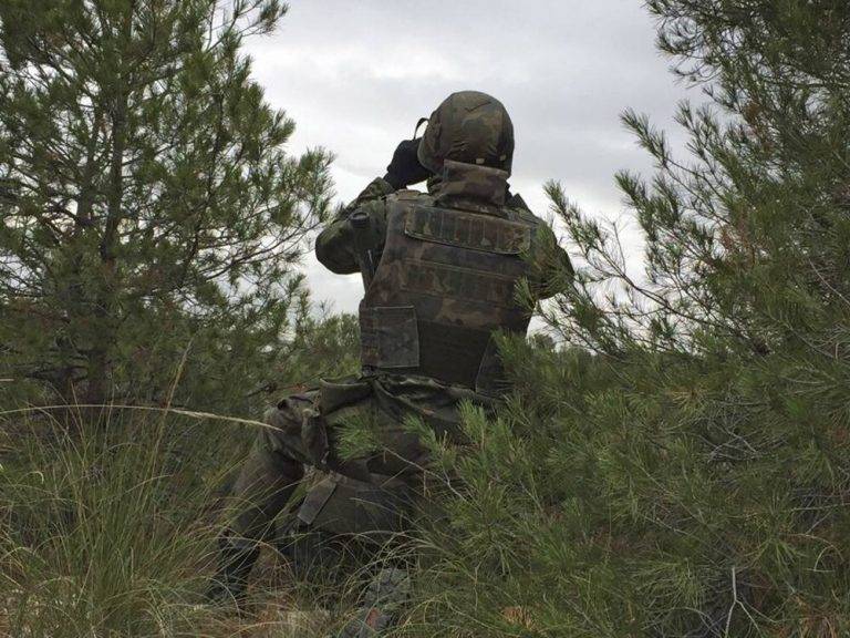 FOTOGRAFÍA. CHINCHILLA (ALBACETE), 27/10/2015.- Fallece en Polonia el cabo del Grupo de Regulares de Ceuta (España). Soldados españoles, italianos, estadounidenses, británicos y daneses han participado hoy en Chinchilla, Albacete, en las maniobras Trident Juncture 2015 #TJ15 de la OTAN, donde es puesta a prueba su Fuerza de Reacción Rápida y la interoperabilidad de los Ejércitos aliados. En las operaciones han sido designados tres sectores para realizar tres ejercicios diferentes e intercambiar a los contingentes para que practiquen conjuntamente el combate tradicional, el enfrentamiento urbano y las emboscadas en ruta. Efe