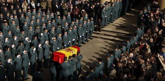 FOTOGRAFÍA. PAMPLONA (REINO DE ESPAÑA, 11 DE FEBRERO DE 2024. Pasillo para recibir el féretro del héroe asesinado por narcos. Funeral celebrado este domingo en Pamplona en memoria del guardia civil David Pérez Carracedo. Autoridades y ciudadanos se han congregado este domingo en la catedral de Pamplona y en la catedral de Cádiz para arropar en el funeral a la familia y allegados de los guardias civiles David Pérez Carracedo y Miguel Ángel González Gómez, los dos agentes fallecidos este viernes al ser embestida su patrullera por una narcolancha en Barbate (Cádiz). Progresistas y separatismo rechazan el minuto de silencio. Falta de sensibilidad del PSC. Efe