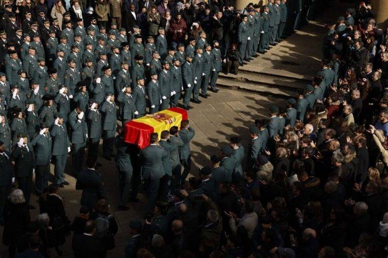 FOTOGRAFÍA. PAMPLONA (REINO DE ESPAÑA, 11 DE FEBRERO DE 2024. Pasillo para recibir el féretro del héroe asesinado por narcos. Funeral celebrado este domingo en Pamplona en memoria del guardia civil David Pérez Carracedo. Autoridades y ciudadanos se han congregado este domingo en la catedral de Pamplona y en la catedral de Cádiz para arropar en el funeral a la familia y allegados de los guardias civiles David Pérez Carracedo y Miguel Ángel González Gómez, los dos agentes fallecidos este viernes al ser embestida su patrullera por una narcolancha en Barbate (Cádiz). Progresistas y separatismo rechazan el minuto de silencio. Falta de sensibilidad del PSC. Efe