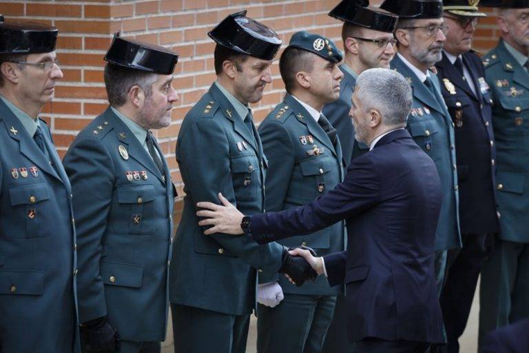 FOTOGRAFÍA. PAMPLONA (REINO DE ESPAÑA, 11 DE FEBRERO DE 2024. JUCIL denuncia que los guardias civiles en prácticas comenzarán a patrullar sin la equipación completa y con chalecos antibala que no son de su talla. El ministro del Interior del régimen sanchista y miembro del Partido Socialista, Fernando Grande-Marlaska Gómez (c), a su llegada a la Comandancia de la Guardia Civil de Pamplona donde se ha abierto este domingo la capilla ardiente del guardia civil David Pérez Carracedo, fallecido este viernes en Barbate (Cádiz) al ser arrollada su patrullera por una narcolancha. Efe