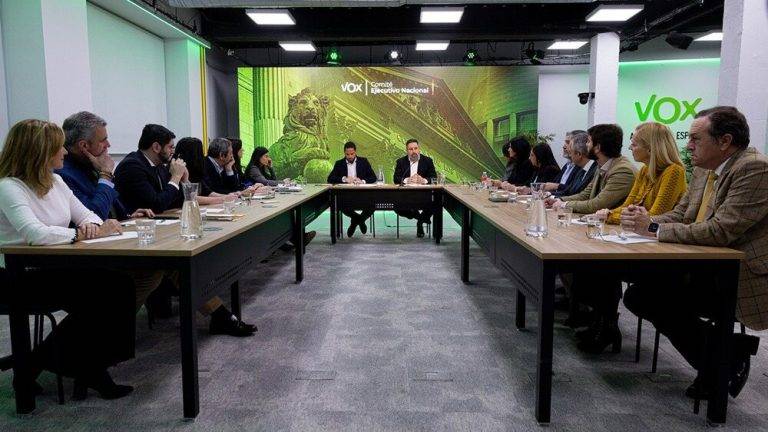 FOTOGRAFÍA. MADRID (REINO DE ESPAÑA), 05 DE FEBRERO DE 2024. Aborto| VOX critica la decisión del TC de Conde-Pumpido contra el "valor de la vida humana". España vive una situación límite con la inmigración ilegal. Feijóo es el asistente y aguardor de Pedro Sánchez. El presidente de VOX, Santiago Abascal Conde (c-d) junto al secretario general, vicepresidente de VOX y presidente del Grupo Parlamentario en el Parlamento de Cataluña, Ignacio Garriga Vaz de Conçiscao (c-i), se dirige a los miembros del Comité Ejecutivo Nacional recientemente elegidos en la Asamblea Extraordinaria de la formación, durante una primera reunión del Comité Ejecutivo Nacional de los verdes (CEN), tras la reelección de su líder, hoy en calle Bambú 12 de la capital del Reino de España. Lasvocesdelpueblo (Ñ Pueblo) 