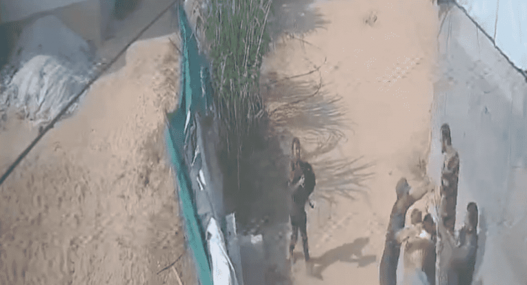 FOTOGRAFÍA. KIBBUTZ NIR OZ (SUR DE ISRAEL) ISRAEL, 07 DE OCTUBRE DE 2023. Las FDI hallaron las cámaras en túneles de Jan Yunis (gaza) Palestina. Ejército de defensa de Israel afirma: "Video del 7 de octubre que muestra al Shiri Bibas con su hijo de 4 años y su bebé de 9 meses cubiertos con una sábana, siendo transportados por sus secuestradores terroristas en el este de Jan Yunis". Lasvocesdelpueblo (Ñ Pueblo)