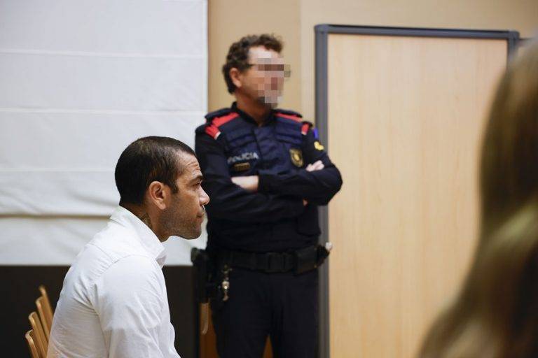 Dani Alves bebió botella y media de vino y dos whiskys