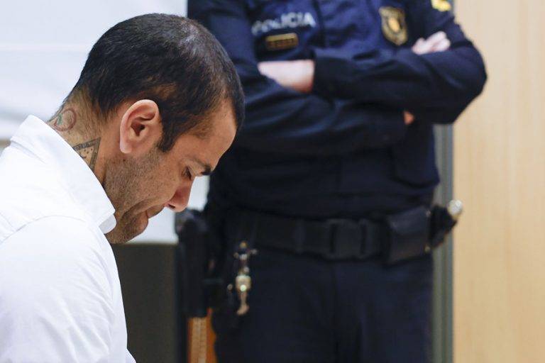 «Dani Alves me violó con violencia y actitud despectiva»