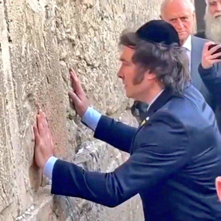 FOTOGRAFÍA. JERUSALÉN (ISRAEL), O6 DE FEBRERO DE 2024. Milei: "Nuestro corazón está cautivo en Gaza: tráiganlos a casa". Milei ratifica su intenso vínculo con Israel. El Presidente de la República de Argentina, Javier Gerardo Milei (i), visita el Muro de lamentaciones del país judío en Jerusalén. "Un sueño cumplido Nuestro Presidente Javier Milei visita el Kotel 🇦🇷🇮🇱 AmIsraelJai", firma la israelí Barbie Princess (@barbieprofunda) en red social X. Una declaración que el mandatario argentino retuiteó también en esta misma red social. La Ley Milei: hasta 15 años de prisión para abortistas en Argentina. Barbie Princess/Lasvocesdelpueblo (Ñ Pueblo) 