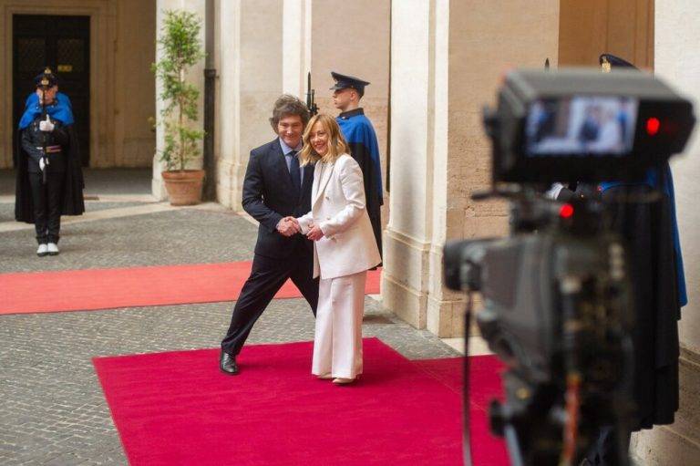 Milei evita apretarse las ‘bolas’ con Meloni 