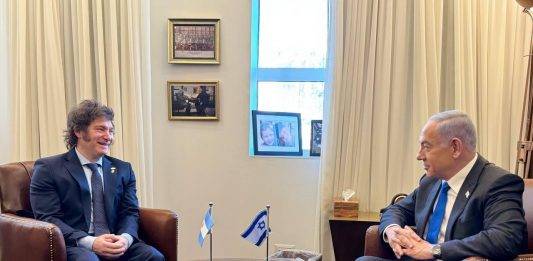 FOTOGRAFÍA. JERUSALÉN (ISRAEL), 07 DE FEBRERO DE 2024. El presidente de la República de Argentina, Javier Gerardo Milei (i), de visita oficial en Israel, pidió este miércoles la liberación de las 136 personas cautivas por la banda terrorista islamista Hamás nazi, al menos una treintena de ellas ya muertas, en una reunión con empresarios judíosjudíos, otra con autoridades israelíes, principalmente el Gobierno de Israel que preside "Bibi" (Benjamín Netanyahu) (d), y una visita al Museo de Jerusalén, ciudad en la que Argentina va a mudar su embajada y desde donde ha anunciado los trámites para considerar "organización terrorista" a Hamás. Oficina del Presidente de Israel/Lasvocesdelpueblo (Ñ Pueblo)