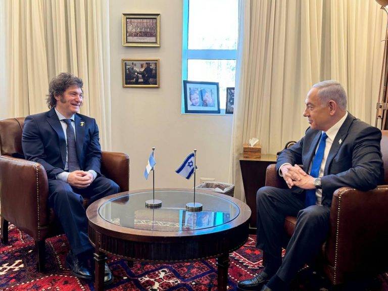 FOTOGRAFÍA. JERUSALÉN (ISRAEL), 07 DE FEBRERO DE 2024. El presidente de la República de Argentina, Javier Gerardo Milei (i), de visita oficial en Israel, pidió este miércoles la liberación de las 136 personas cautivas por la banda terrorista islamista Hamás nazi, al menos una treintena de ellas ya muertas, en una reunión con empresarios judíosjudíos, otra con autoridades israelíes, principalmente el Gobierno de Israel que preside "Bibi" (Benjamín Netanyahu) (d), y una visita al Museo de Jerusalén, ciudad en la que Argentina va a mudar su embajada y desde donde ha anunciado los trámites para considerar "organización terrorista" a Hamás. Oficina del Presidente de Israel/Lasvocesdelpueblo (Ñ Pueblo)